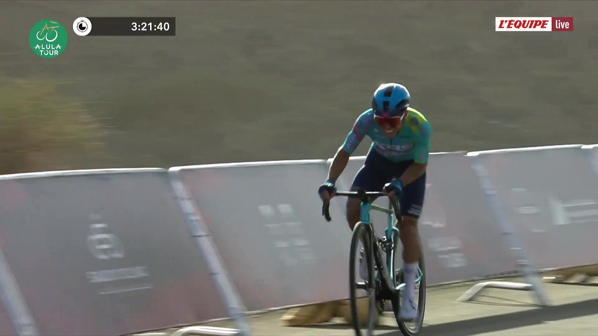 Yannis Voisard remporte la troisième étape de l'AlUla Tour ! Le Suisse de Tudor s'impose sur cette arrivée en montée devant Afonso Eulalio et Sergio Higuita. #lequipeVELO