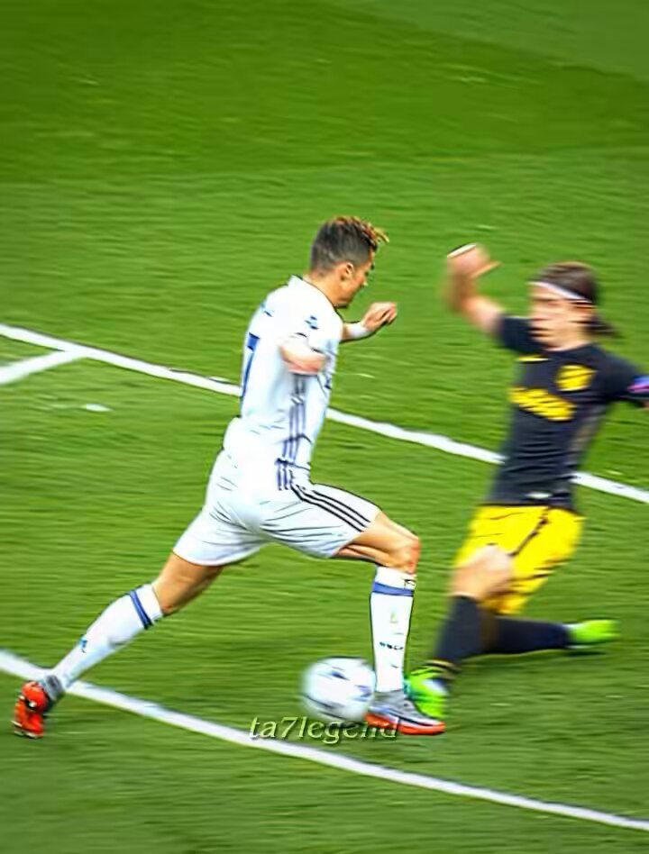 Reparem que o Cristiano nesse gol olha somente para bola, em nenhum momento ele olhou para o gol, e ainda marcou. Lendário.