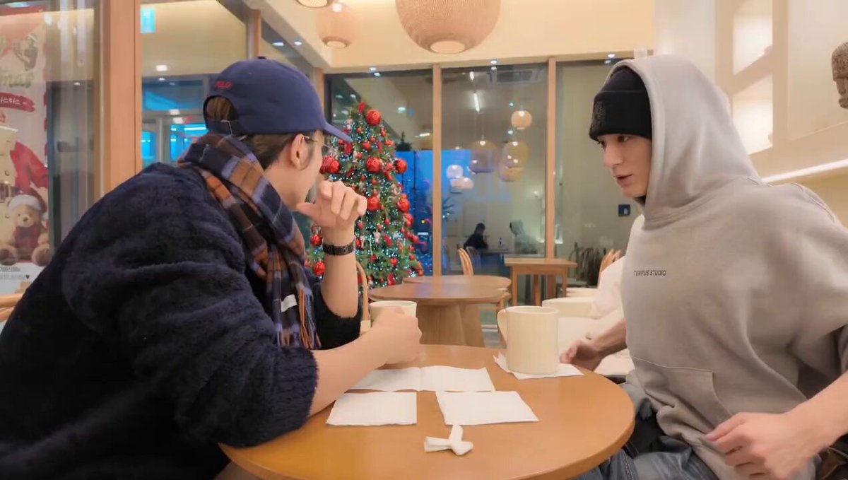 Jeno: Hyung, did you achieve something this year? Donghae: I achieved the 20th anniversary 😎 Jeno: *choked* Jeno: I'm only at my 9th anniversary... YES BABY GO FLEXXXXX ITTTTT 😎😎😎💅🏻💅🏻💅🏻💅🏻 #DONGHAE #동해