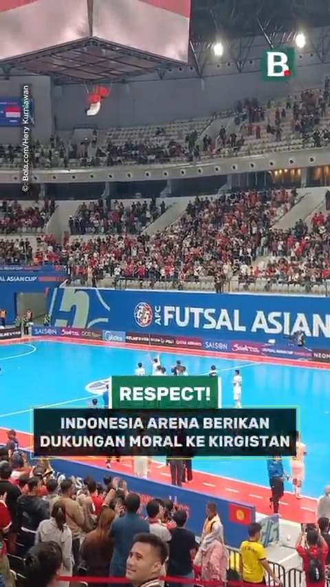 Aksi berkelas diperlihatkan penonton di Indonesia Arena. Mereka memberikan penghormatan untuk skuad Kirgistan usai kalah 3-5 dari Timnas Futsal Indonesia. #bolacomid #blcbm #blclpt #futsal #pialaasiafutsal