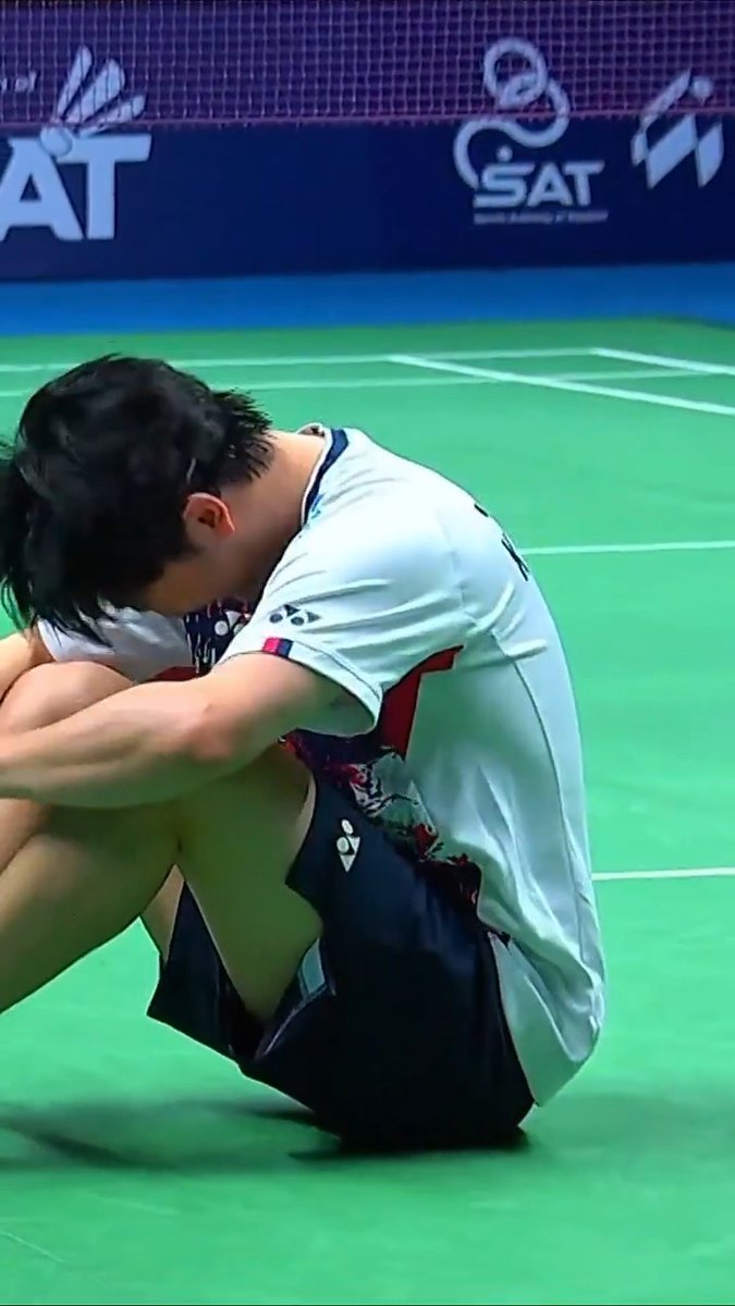 Happens to everyone, even the pros. 😂 #badminton #throwback