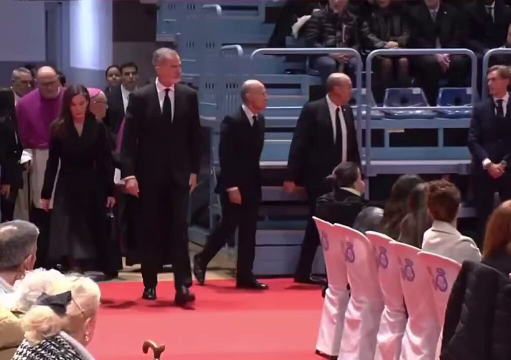 Misa funeral por los fallecidos de Adamuz en éstos momentos, en el pabellón de los deportes de Huelva Cuenta con la asistencia de SM el Rey Felipe y su cónyuge, una señora incapaz de persignarse ni un trágico momento de luto y duelo por unas almas inocentes que descansan en paz