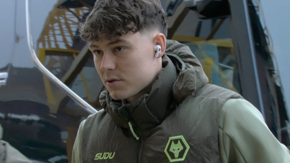 Crystal Palace's deal for Jorgen Strand Larsen appears to be hanging in the balance tonight. Sky Sports News has been told that intermediaries have communicated to Wolves that Palace are ready to walk away 🚨