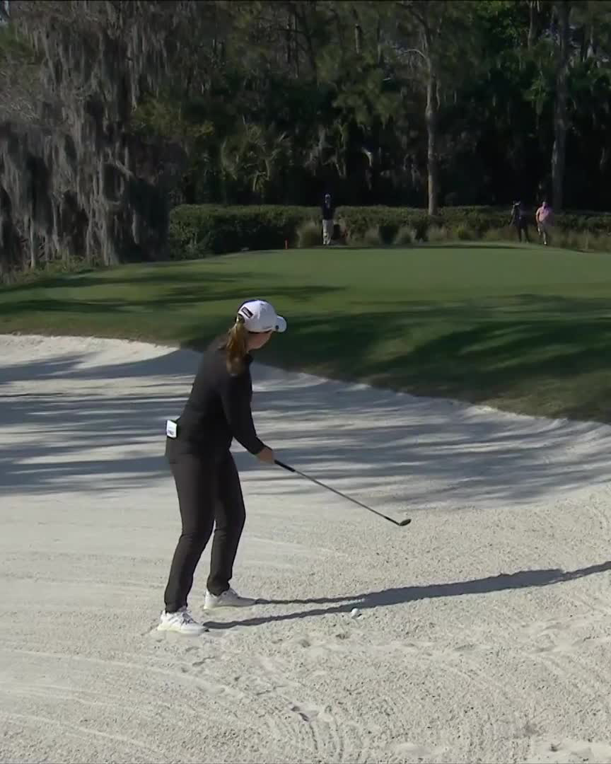 Recovering flawlessly, current leader Lottie Woad hits this bunker shot perfectly 👏