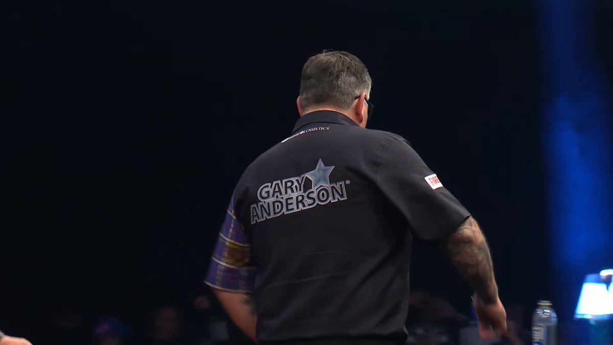 ANDERSON BATTLES THROUGH! It's a winning return to big stage action for Gary Anderson! The two-time World Champion averages 101 to come through a five-set affair against Niels Zonneveld at Arena MK! 📺 #WinmauWorldMasters