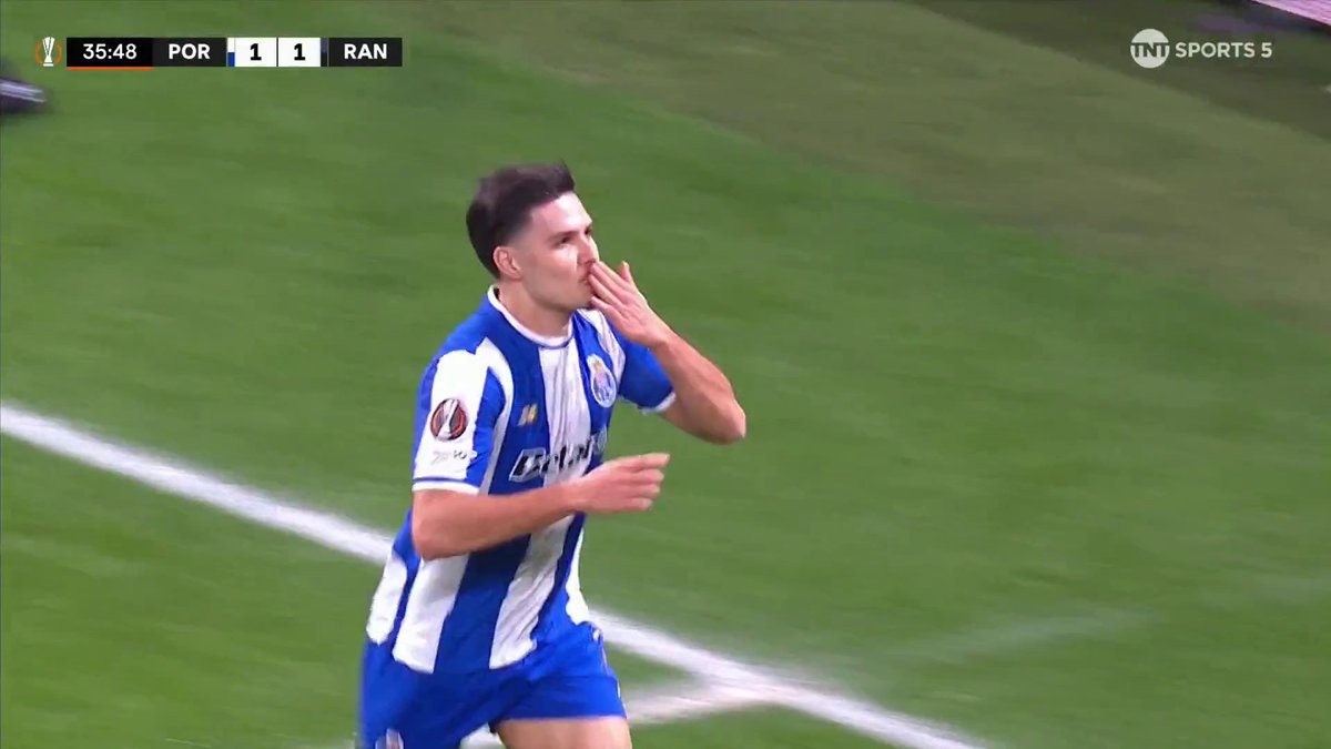A mix up at the back and Porto take full advantage 🙌 Rangers now trail 2-1... 📺 TNT Sports &amp; discovery+ UK