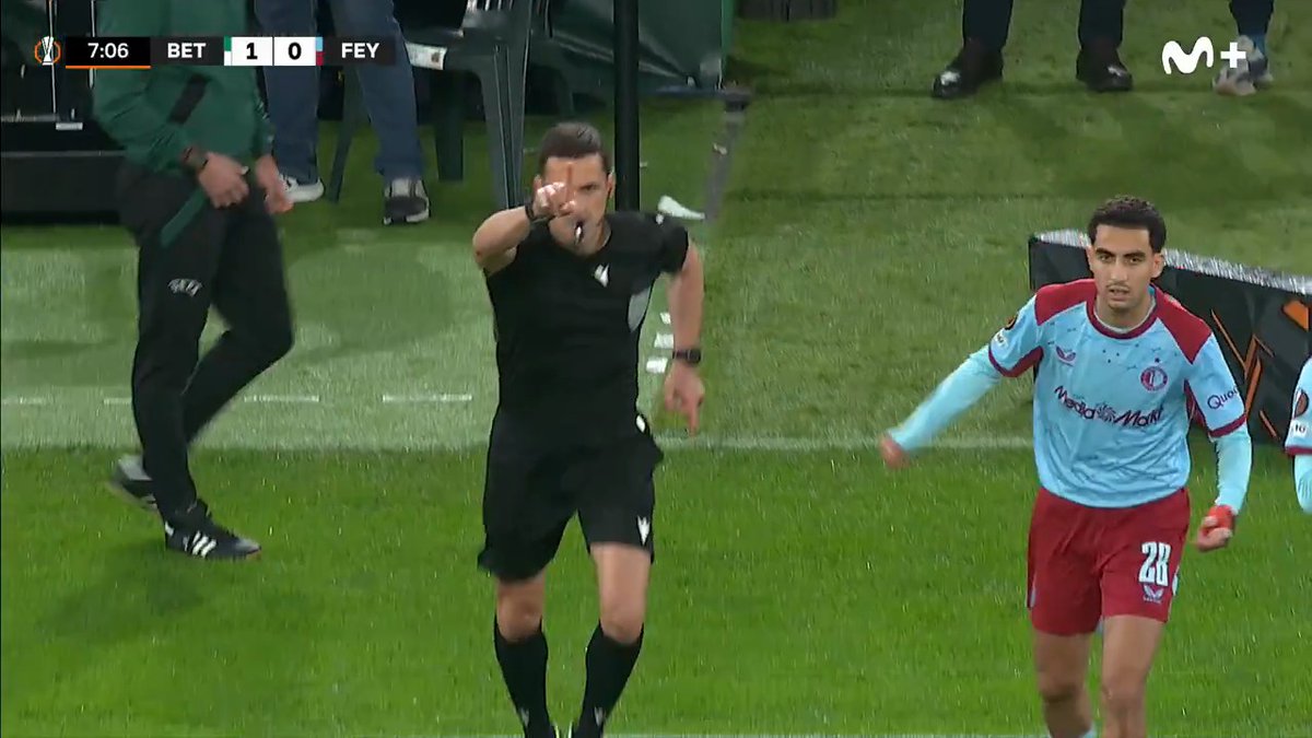 #Betis #Feyenoord 👟 Marca gol el Betis y es anulado por el ligero toque de Antony a Stili en el comienzo de la APP del gol bético. 📌 NO DEBE INTERVENIR EL VAR, ES GOL LEGAL. 👮🏻♂️:✅️ 📺:❌️