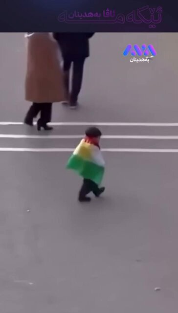 Süleymaniye’de Rojava’ya destek yürüyüşü Ağzında emzik, sırtında Kürdistan bayrağı olan çocuk. Bazen bir görüntü her şeye bedel ve her şeyi anlatır