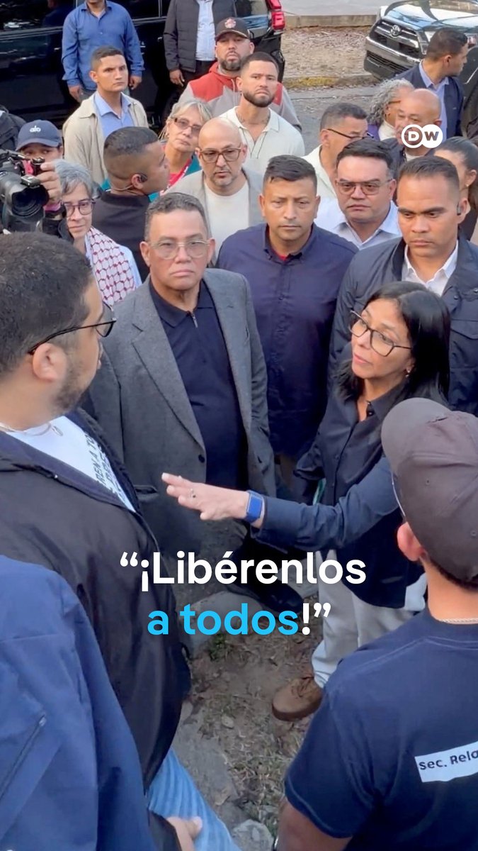 🇻🇪 | Jóvenes universitarios venezolanos se encaran con Delcy Rodríguez y le exigen la liberación de presos políticos.