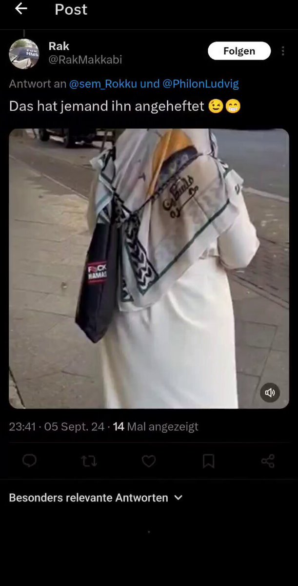 Das ist übrigens die Lieblingsbeschäftigung des Betreibers des RakMakkabi-Accounts. Er schleicht sich von hinten an Frauen mit Kopftuch heran, filmt sie, verpasst ihnen einen Aufkleber und postet das dann ins Internet. So ein toller Held ist das. Team Preisler. Ein Zionist.
