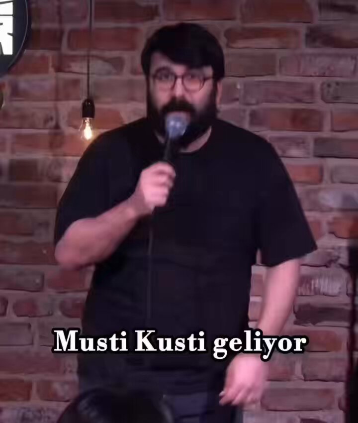 Afrikalı komedyen Musti Kusti’den kendisini görünce şaşıran seyirciye: “Bazıları böyle bakıyor. Beni beklemiyordunuz ama bu kadar belli etmeyin. Tahmin edersiniz ki bu havada saat satılmıyor.”