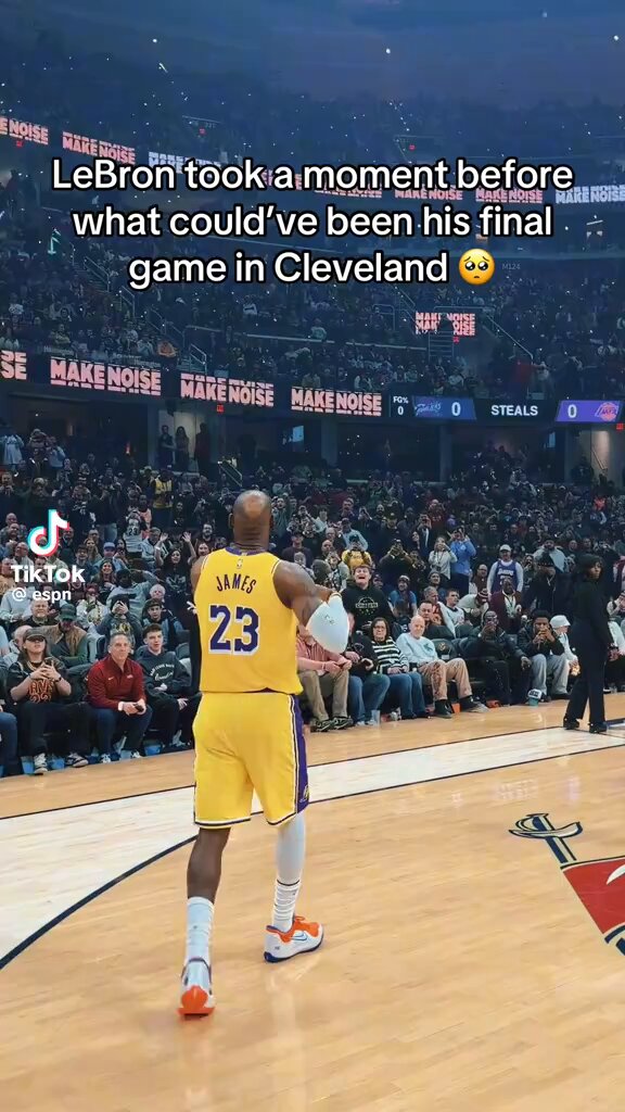 The way everyone stood up gave me the chills 🐐