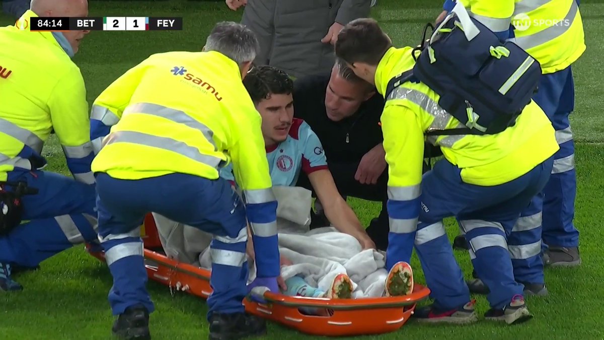 Dad first ❤️ Robin van Persie checked on his son Shaqueel after he was carried off on a stretcher for Feyenoord against Real Betis. Wishing Shaqueel a swift recovery.
