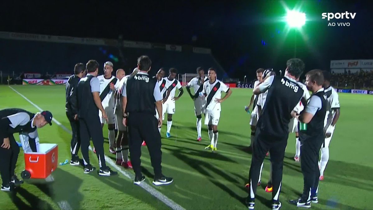 ⚠️ O esporro do Fernando Diniz nos jogadores do Vasco. Nuno Moreira: "Mas eu não fiz nada." Diniz: "Você não fez nada mesmo! Nada, nada, nada! É pra você fazer! É pra você jogar!" 🎥 sportv | ge