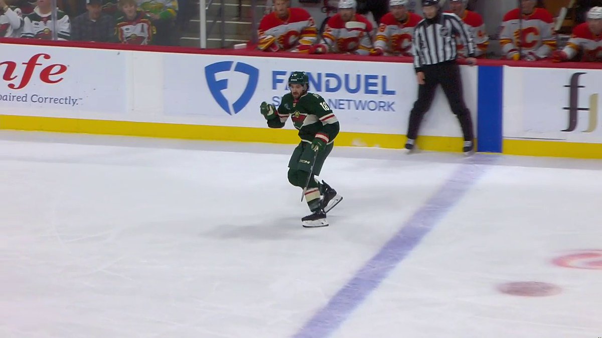 This Hail Mary pass from Jake Middleton to find Vinnie Hinostroza is WILD 🍎