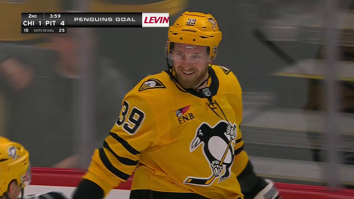 Two sweet goals in 31 seconds! 🐧 The Pittsburgh Penguins have extended their lead!