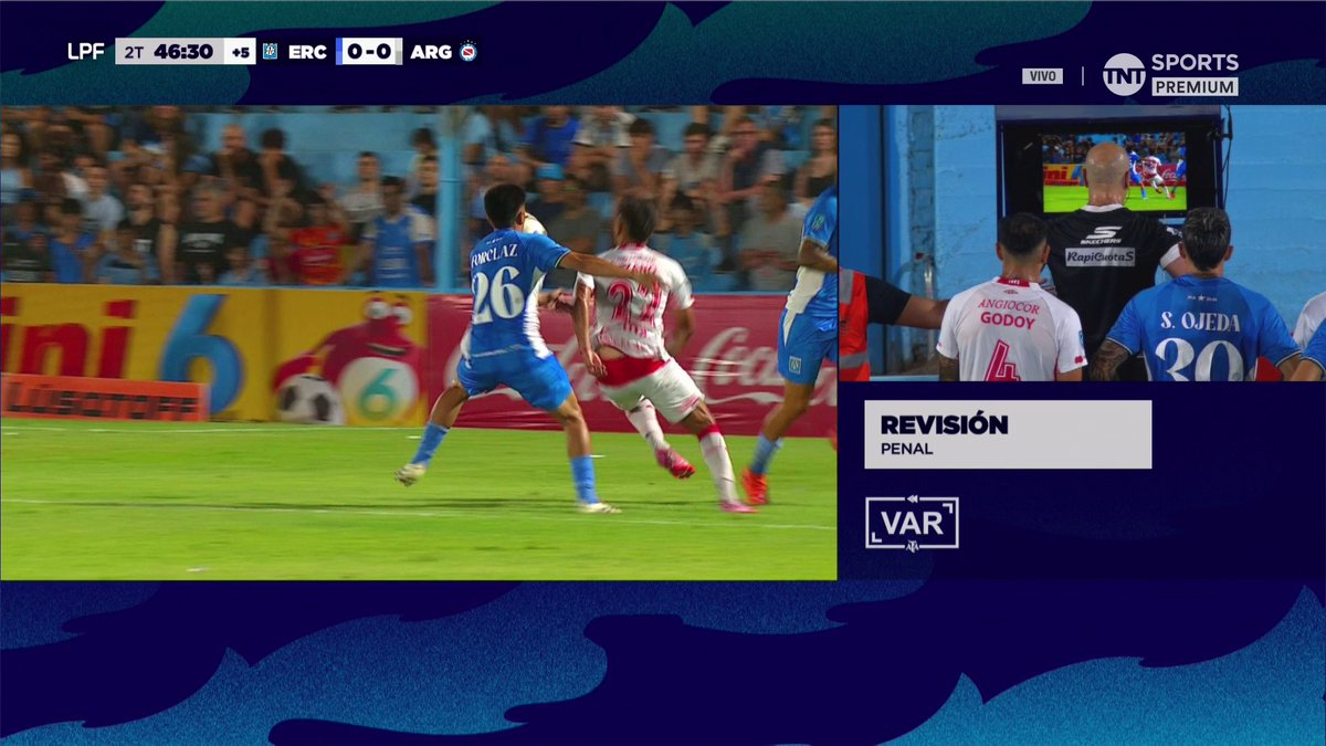 📺 Jorge Baliño, luego de la revisión vía VAR, cobró penal para Argentinos Juniors ante Estudiantes de Río Cuarto en el minuto 92.