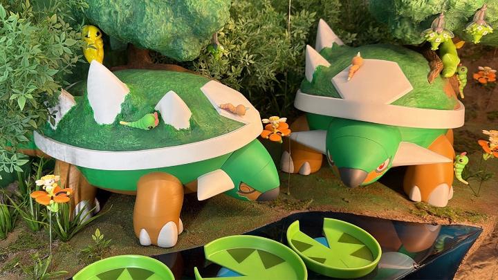 「ポケモン生態図鑑」をテーマにした迫力満点のジオラマが登場！ ロンドン自然史博物館で4月19日（日）まで開催中のポップアップショップで展示されているよ！ 累計80万部を突破した「ポケモン生態図鑑」は全国の書店で発売中！ #ポケモン生態図鑑