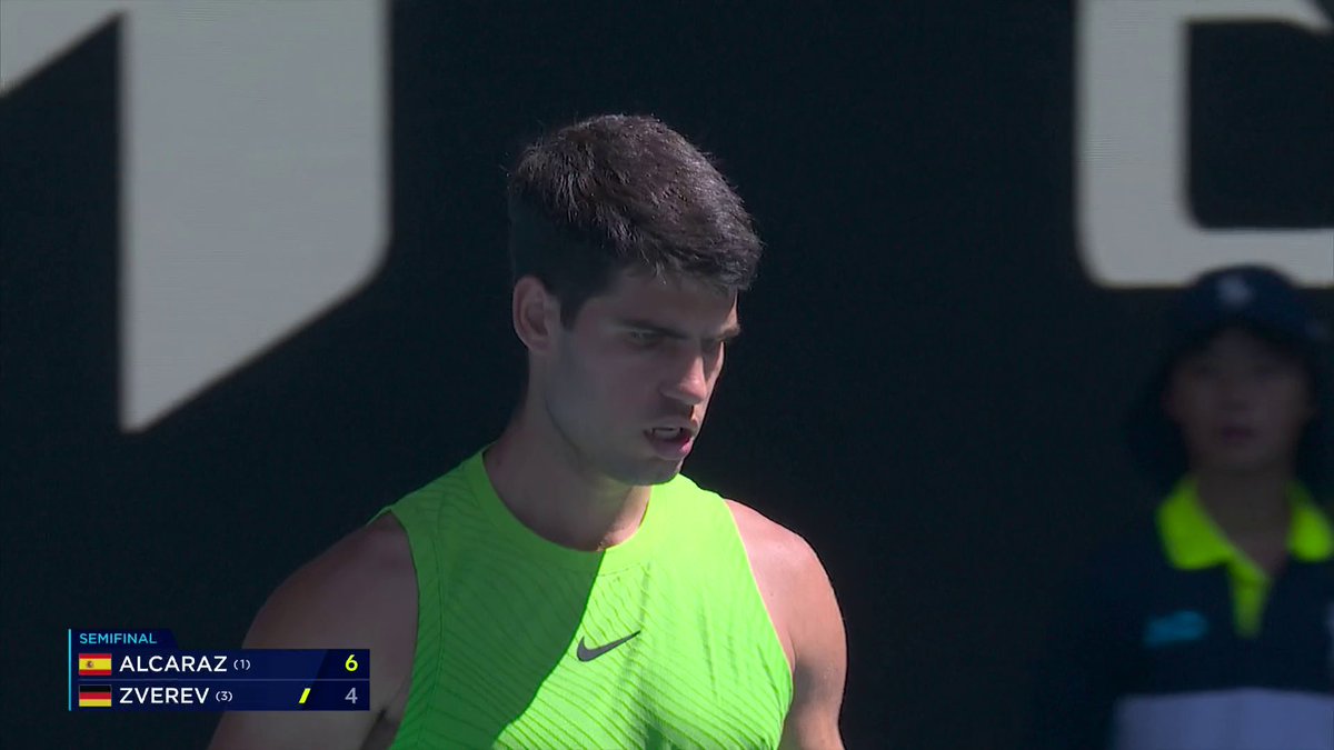 ALCARAZ TAKES THE FIRST SET AGAINST ZVEREV IN THE SEMIFINALS 👀 Watch the Men’s Australian Open semifinals on ESPN and the ESPN App 🎾