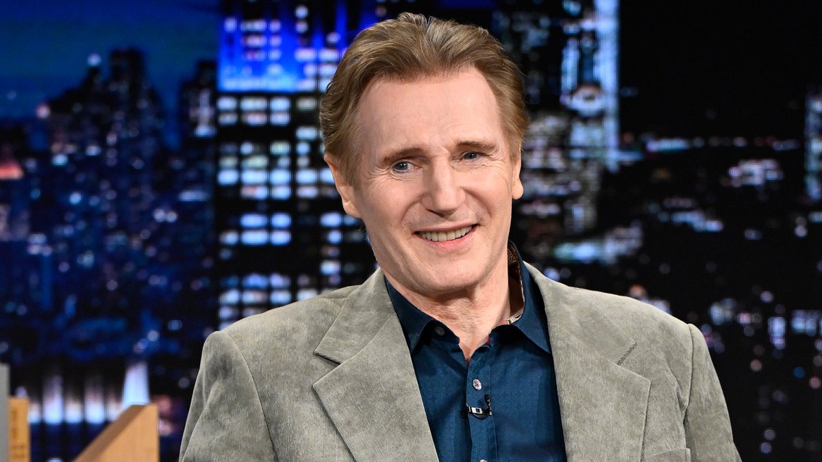 Liam Neeson calls Joe Keery the “modern day Cary Grant” after working together in their new film Cold Storage! #FallonTonight