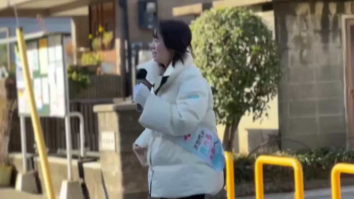 衆議院選挙4日目の朝は 朝日に照らされながら姫島駅前に立ち 声を届けるところから始まりました。 朝の冷たい空気の中で演説をしていると 家の中から声をかけてくださり そのまま外に出てきて握手を交わしてくださる方がいました。 温かい手でぎゅっと握っていただき 「会いたかった」「頑張って」 その一言一言が胸に深く残ります。 大阪で暮らす皆さま一人ひとりの生活を守るため 今日も朝から声を届け続けます。