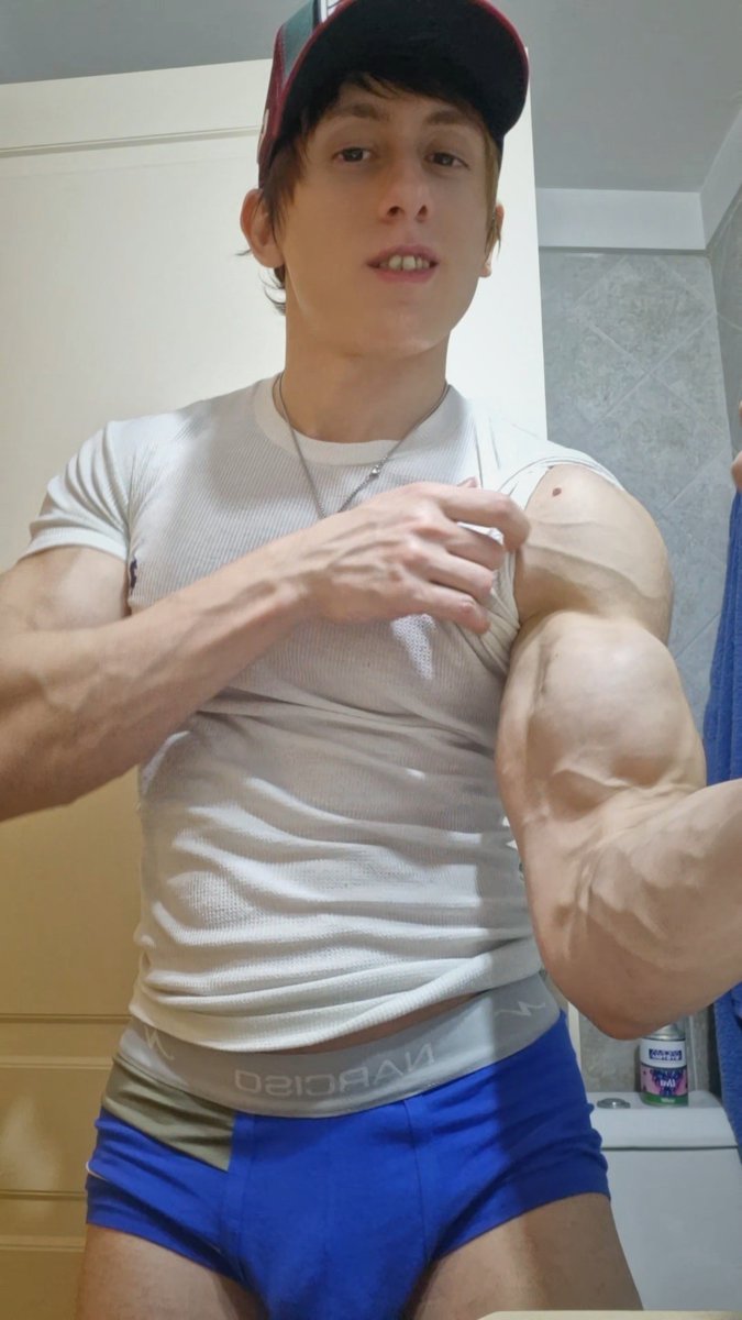 🇪🇸 Unas flex antes de ir a la cama 💪🏻🌙 Asi o mejor sin camiseta? 🔥 🇺🇸 Before sleep, some quick flexes 💪🏻🌙 Like this or shirtless? 🔥