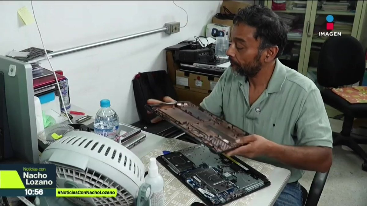 Este profesor de la #UNAM usa su tiempo libre para arreglar computadoras que son desechadas a la basura y las dona a quienes necesiten una. De 2022 a 2025, ha entregado 250 equipos rehabilitados entre la comunidad universitaria: