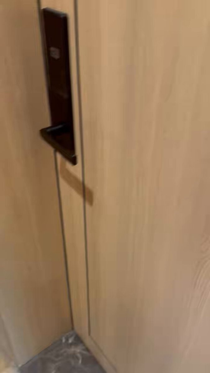 我去。 真（实拍） 在里面做爱 叫出来的声音 外面什么都听得见 原来酒店隔音这么不好吗 我在房间门口 什么都听得见。 朋友们 下次真得注意了 #做爱 要小心 #娇喘
