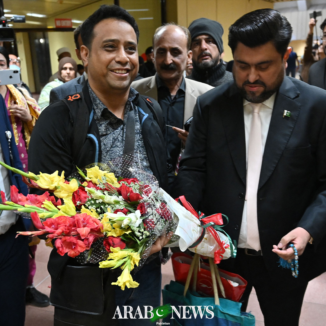 بچھڑنے والے میں سب کچھ تھا بے وفائی نہ تھی۔۔ بنگلہ دیش کی کراچی میں آنے والئ پہلی فلائٹ کے مسافروں کے تاثرات۔۔