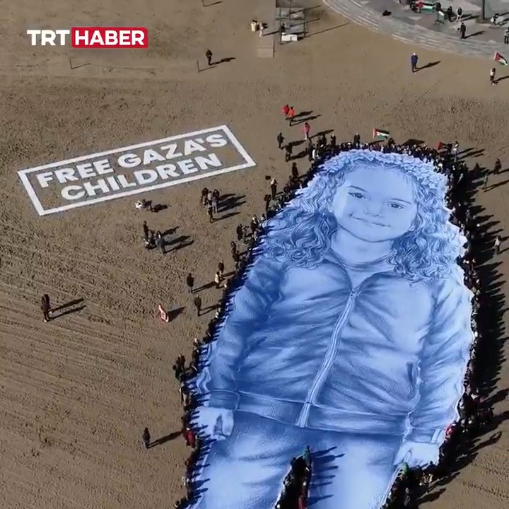 🔴 Barcelona'da bir araya gelen yüzlerce kişi, İsrail güçlerinin iki yıl önce bugün hayattan kopardığı kız çocuğu Hind Receb'i, dev portresini taşıyarak andı.