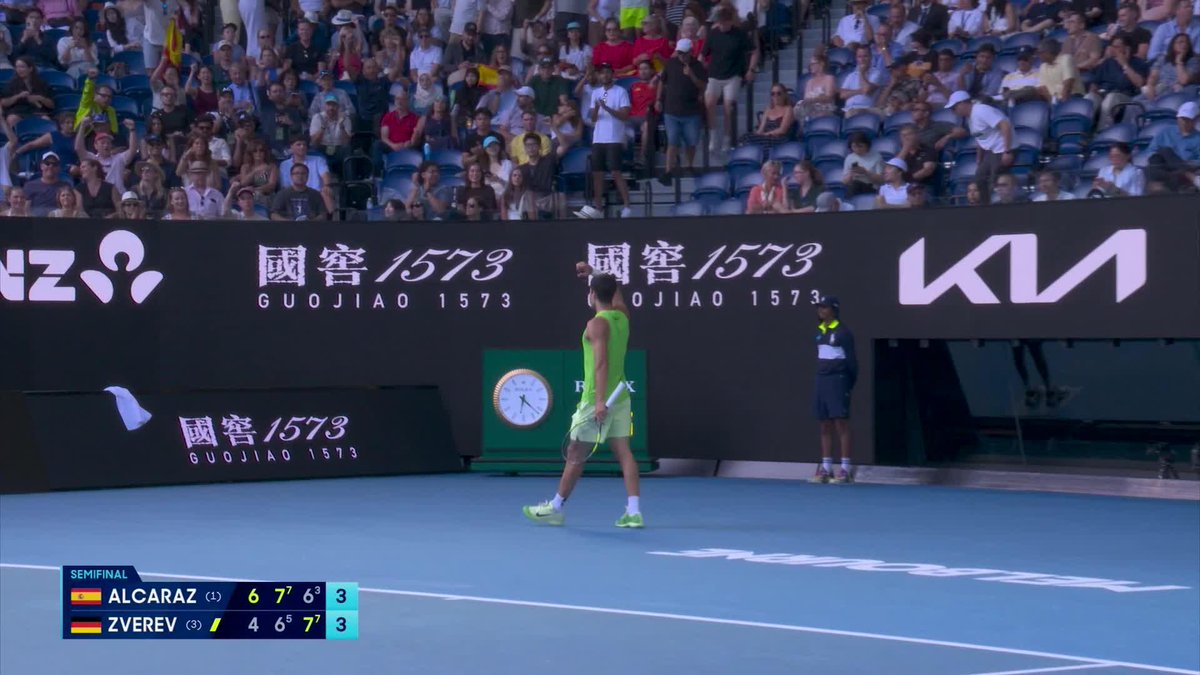 Carlos is feeling it and so is the crowd 🇪🇸 The Spaniard saved two break points to make it 3-3 in the fourth set, before Zverev responded with a strong hold. Wide World of Sports • ESPN • TNT Sports • WOWOWテニス • #AO26