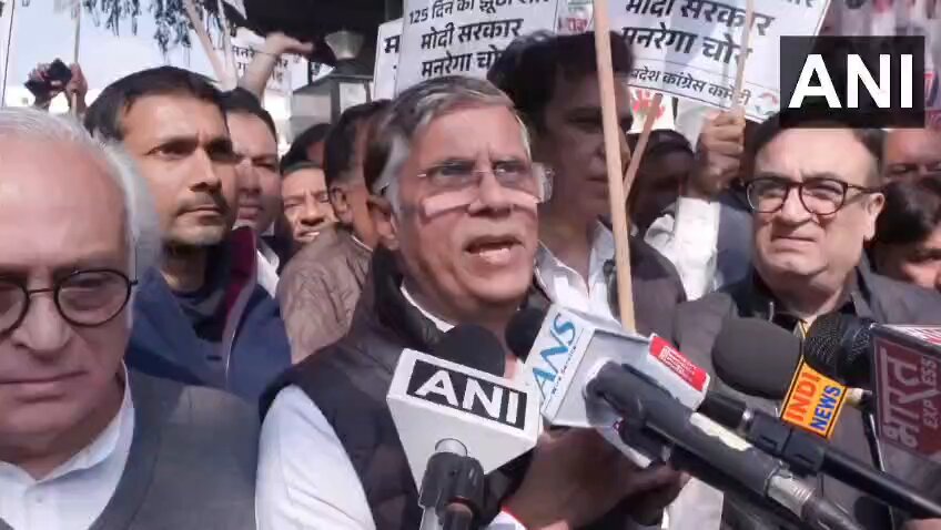 हम मोदी सरकार द्वारा मनरेगा के खिलाफ उठाए गए इस कदम का डटकर मुकाबला कर रहे हैं। जो सरकार देश के किसानों, मजदूरों और युवाओं का अपमान करे, वो सत्ता में ज्यादा दिनों तक नहीं रह सकती। नरेंद्र मोदी को ये समझ लेना चाहिए कि उनकी सरकार को इसका खामियाजा भुगतना पड़ेगा। : AICC मीडिया और पब्लिसिटी विभाग के चेयरमैन Pawan Khera 🇮🇳 जी 📍 मनरेगा बचाओ संग्राम, दिल्ली