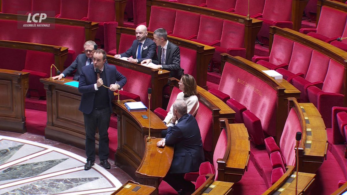 9h sonnent à peine ce vendredi matin, et voilà que l’homme qui promit, la main sur le cœur, de renoncer au 49.3, poursuit imperturbablement sa marche, piétinant sans vergogne le Parlement et la souveraineté populaire qu’il est supposé représenter. 🙄