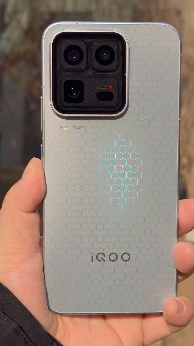 This is the iQOO 15 Ultra. It is the first Ultra smartphone from the iQOO brand. It features a built in cooling fan and is designed primarily for gaming. At the same time, its display is also very impressive. The peak brightness reaches 8000 nits. It uses Samsung M14 emissive material.