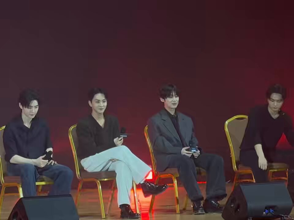 🐈 when it comes to broad shoulders in enhypen, it’s sunoo hyung for sure 🐧 that’s right 🐈‍⬛ baby desert fox 🐧 squishy squish peach desert fox baby sunoo 🦊 *posing 👥 AHHHH 🐈‍⬛ baby peach mochi desert fox~~ 🥰🥰🥰