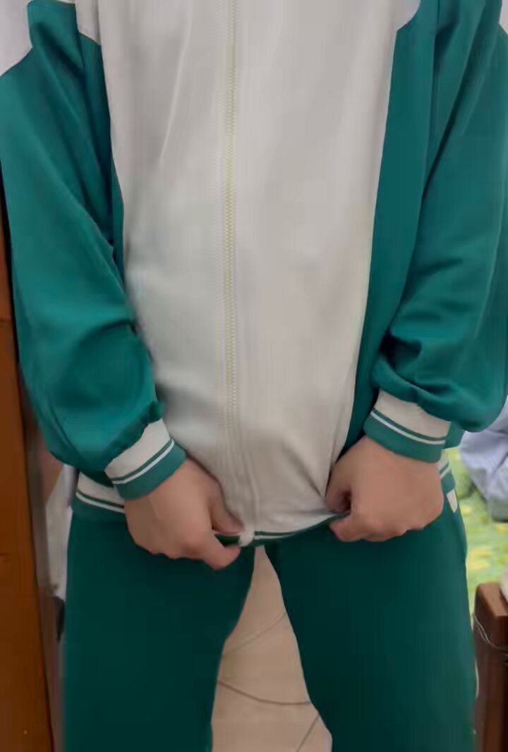 放寒假了 坏学生到家马上把内裤脱了 穿上同学的极品校裤 一边意淫和同学互蹭一边抚摸自己 最终隔着裤子和外套美丽发射