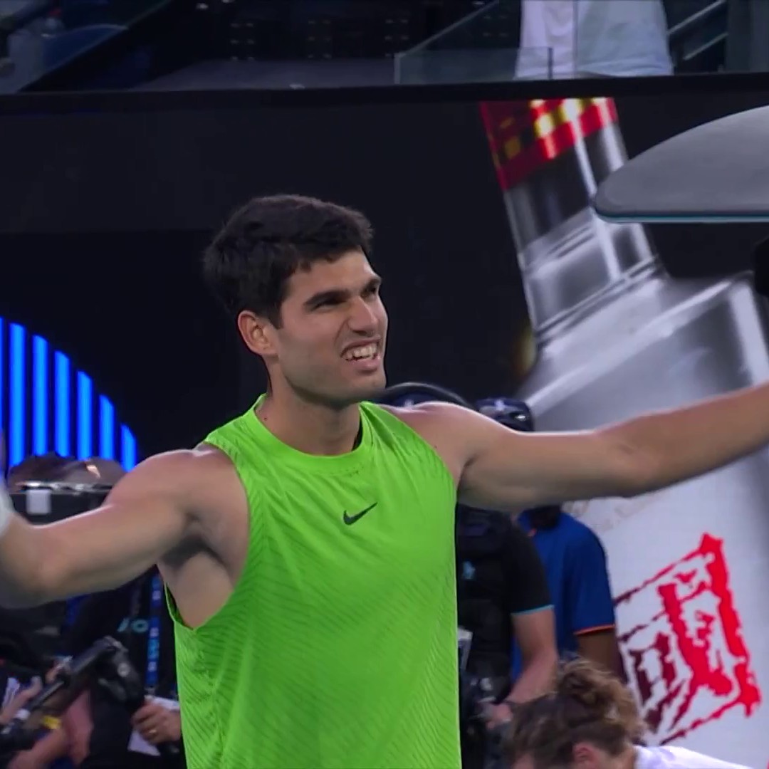 ALCARAZ, L'INVINCIBLE 👑 Au terme d'un match qui restera gravé dans les mémoires (5h27), le n°1 mondial s'impose face à Zverev (6-4, 7-6, 6-7, 6-7, 7-5) et disputera la finale de l'Open d'Australie pour la première fois !