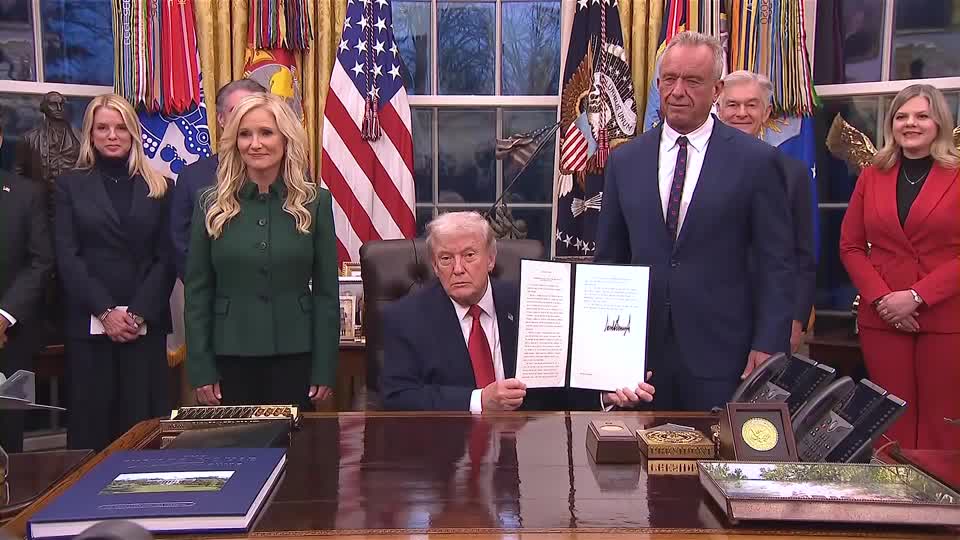 🇺🇸 | El presidente Trump firmó una orden ejecutiva que lanza lo que llamó la "Gran Iniciativa de Recuperación Estadounidense", un esfuerzo federal para combatir la adicción a las drogas y el abuso de sustancias.