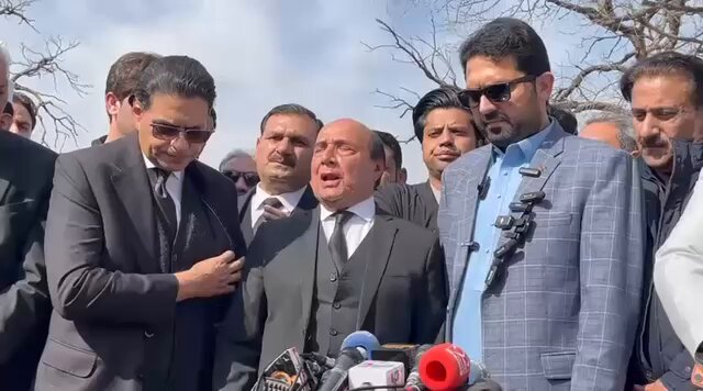 چیف جسٹس یحییٰ آفریدی صاحب یہ بنیادی انسانی حقوق کا مسئلہ ہے عمران خان صاحب کے بنیادی حقوق معطل ہیں اور آپ نے ان حقوق کے تحفظ کا حلف اٹھایا ہوا ہے ، آپ پاکستانی عوام کے بنیادی حقوق کے محافظ ہیں یہ آپ کا منصبی فریضہ ہے۔ عمران خان صاحب کو جس ریٹینا کی بیماری کے لیے ہسپتال لایا گیا پمز ہسپتال میں اس کا کوئی ماہر معالج نہیں ہے۔ پمز میں انہوں نے جو کہا کہ بیس منٹ کا پروسیجر ہوا یہاں بھی جھوٹ بولا گیا یہ پورے اڑھائی گھنٹے کا پروسیجر ہے۔ ڈاکٹر صاحب نے رپورٹ دیکھنے کے بعد سنگین صورتحال کا کہا ہے کہ اگر اس کا بروقت علاج نہ کیا گیا تو اس سے آنکھ ضائع بھی ہو سکتی ہے۔ لطیف کھوسہ