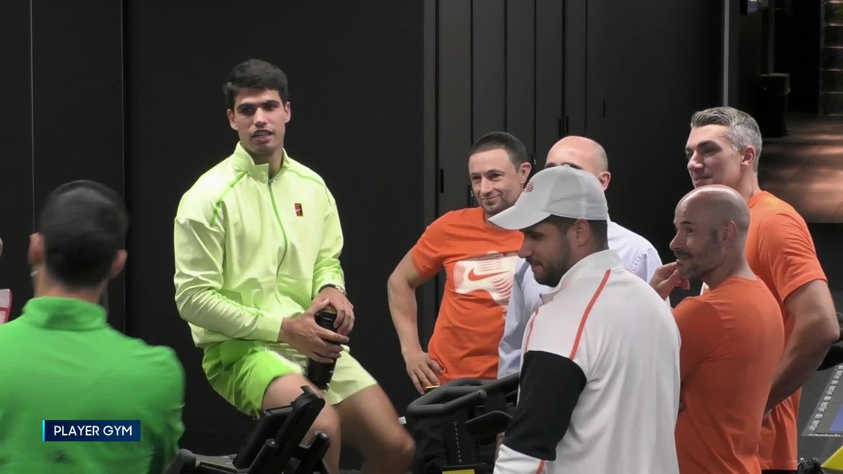 A minutos de saltar a pista antes del partido más importante que va a jugar en mucho tiempo, Novak Djokovic se va directo a felicitar a Alcaraz y a todo su equipo tras su victoria. Cuando se hable de legado, más allá de números, esto es Nole.