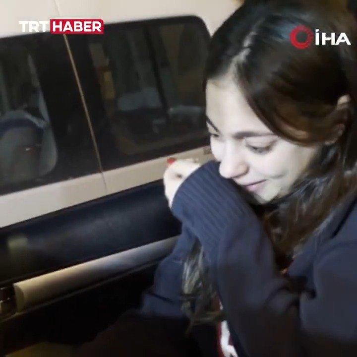 Depremde ailesinin enkazdan çıkarılmasını bekleyen Beliz'e montunu veren emekli albay Raşit Çelik, 3 yıldır emanetini saklayan genç kızla telefonda görüştü. "O mont benim değil, devletimizin. Artık sende kalsın; asıl sahibi milletimiz ve sizsiniz."