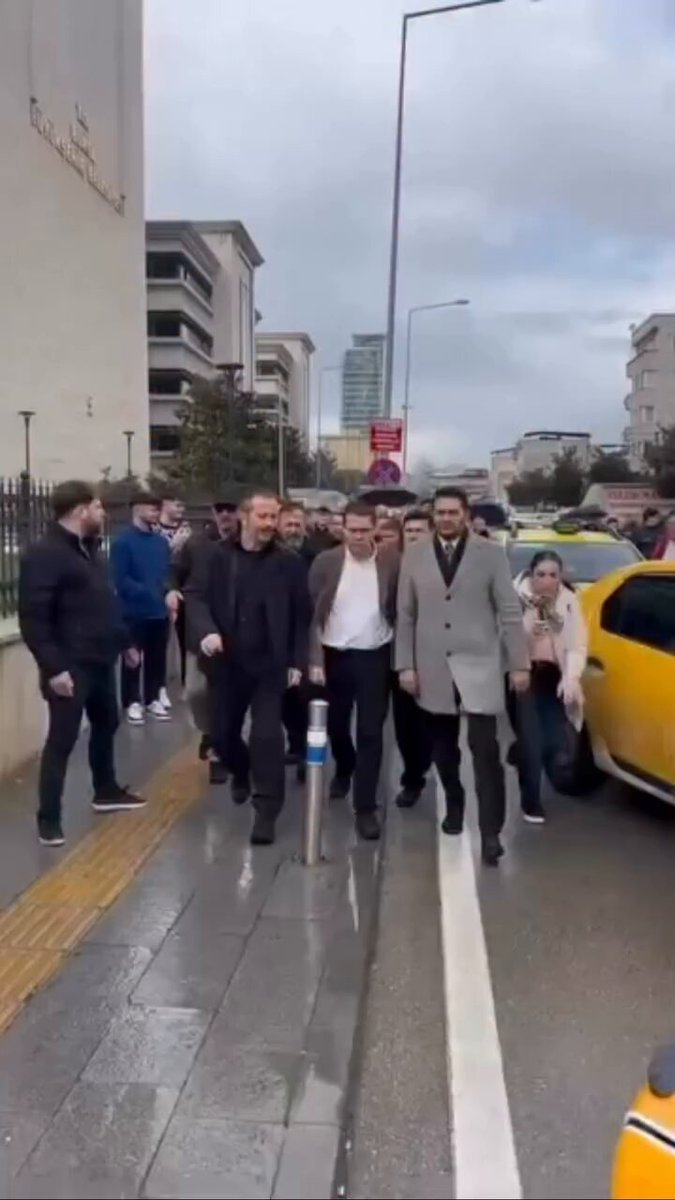 Bursa'da Martı TAG kurucusu Oğuz Alper Öktem ile taksiciler arasında yaşanan olaylı kavga kameraya yansıdı