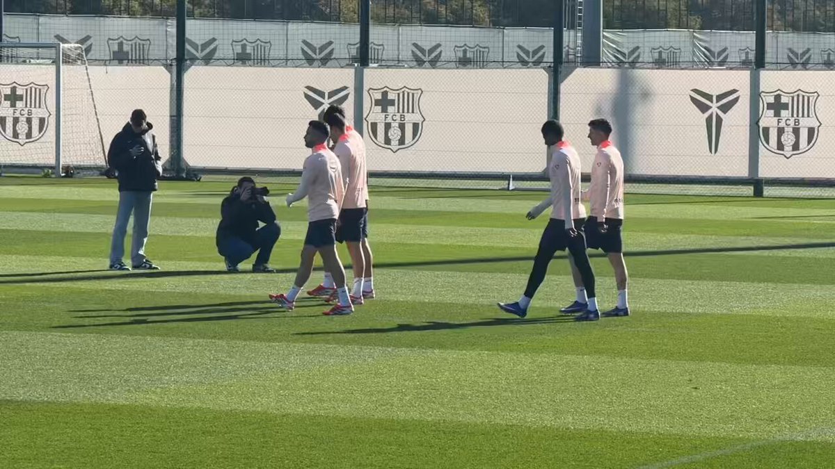 👀 Eric García ha saltado a entrenar con total normalidad tras ser sustituido en la media parte contra el Copenhague por precaución. Estará disponible para Hansi Flick frente al Elche. Más Que Pelotas ®