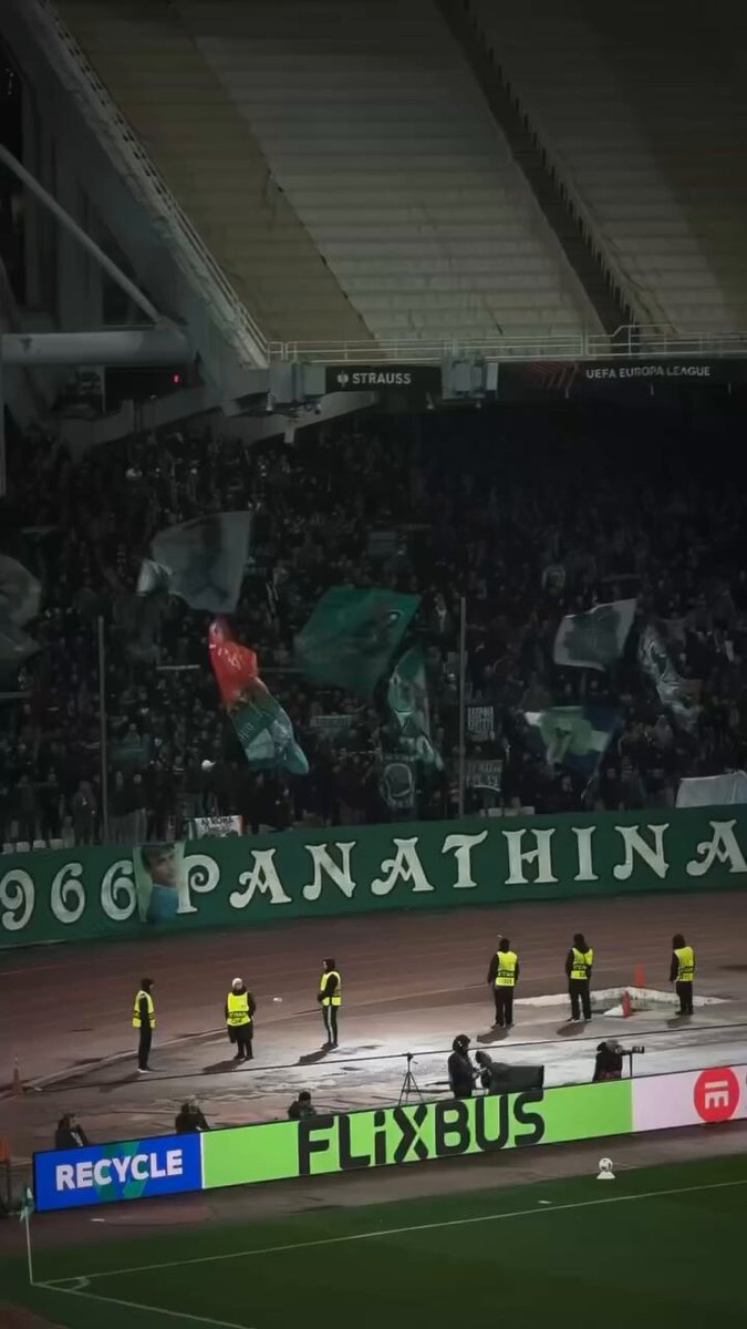 Panathinaikos - AS Roma : la #Gate13 du #PAO et la #CurvaSud de la #Roma se renvoient le même chant. Jumelage entre #ultras du #Panathinaikos et de l'#ASRoma datant du début des années 2000 et d'un match de ... basketball entre le Banco di Roma et le #Pana #PAOASR (29.01.26)