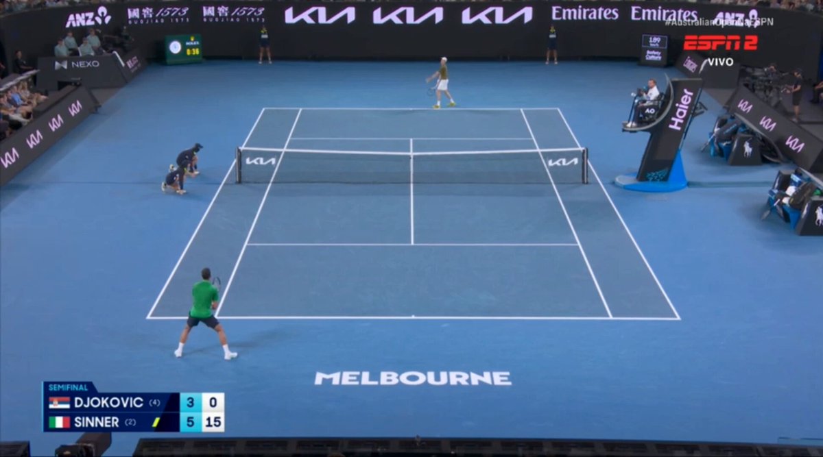 Jannik Sinner is an absolute MAD MAN. 🤯 The power and accuracy he has on every single shot… it’s quite literally mind boggling. Picture perfect tennis. 🇮🇹🦊