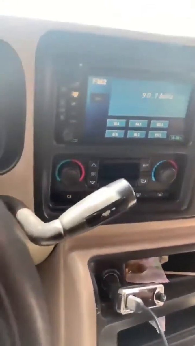 لا حول ولا قوة الا بالله مواطن سعودي يعتدي بالضرب على مقيم اسيوي بطريقة مهينة والسبب :👇