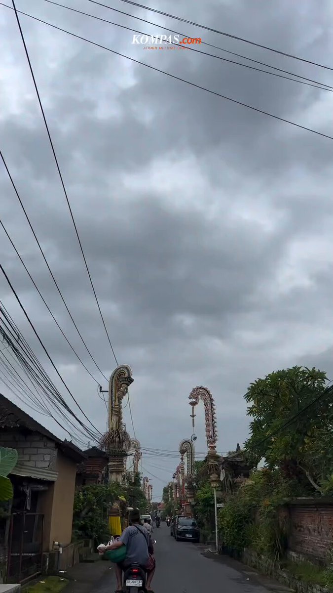 Bali enggak punya gedung tinggi bukan karena enggak mampu. Tapi karena ada aturan gedung di Bali maksimal tingginya 15 meter atau setinggi pohon kelapa Kenapa gitu? Tonton videonya sampai habis deh biar nemu jawabannya. Kamu baru sadar soal ini pas ke Bali juga enggak? Komen ya! Content Creator: Dian Reinis Produser: Akhdi Martin/Nibras Nada #bali #faktabali #budayabali #kck #virel
