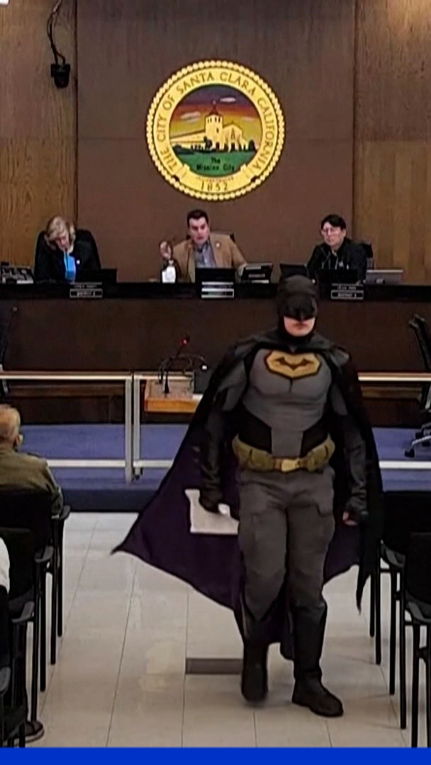 "Faites quelque chose !" รtats-Unis: un homme dรฉguisรฉ en Batman demande ร sa ville de ne pas coopรฉrer avec lโICE