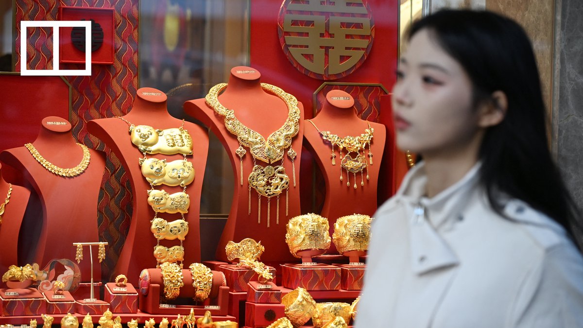 Shanghai residents have been flocking to sell gold as the price of the precious metal surges to record highs.