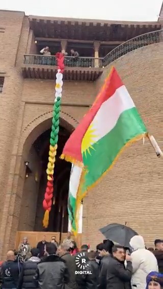 #VİDEO- Tarihi Erbil Kalesi'nde Kürdistan bayrağı renklerinde büyük saç örgüsü